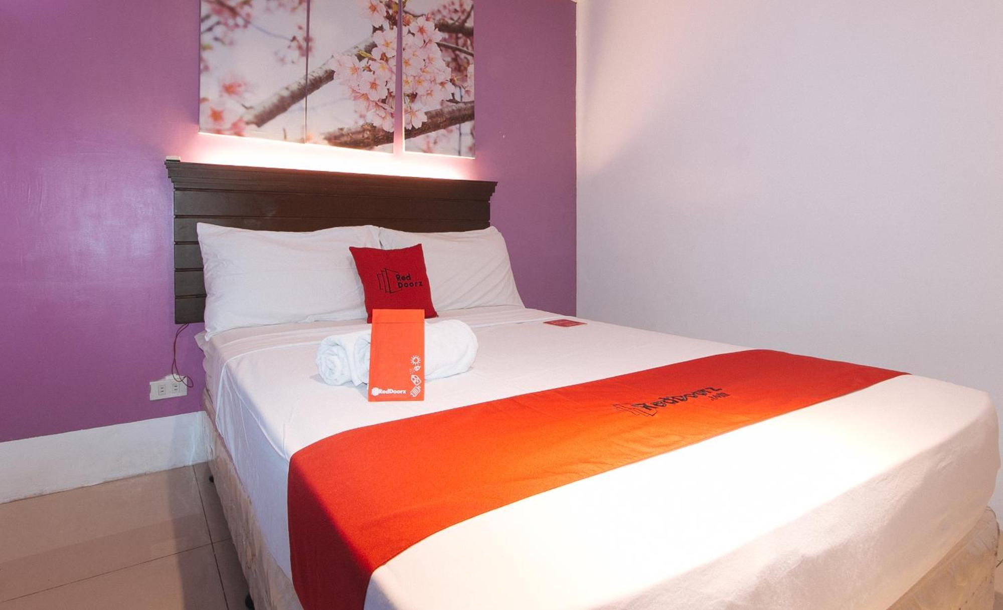 Reddoorz @ Melbourne Suites Makati Макати Экстерьер фото