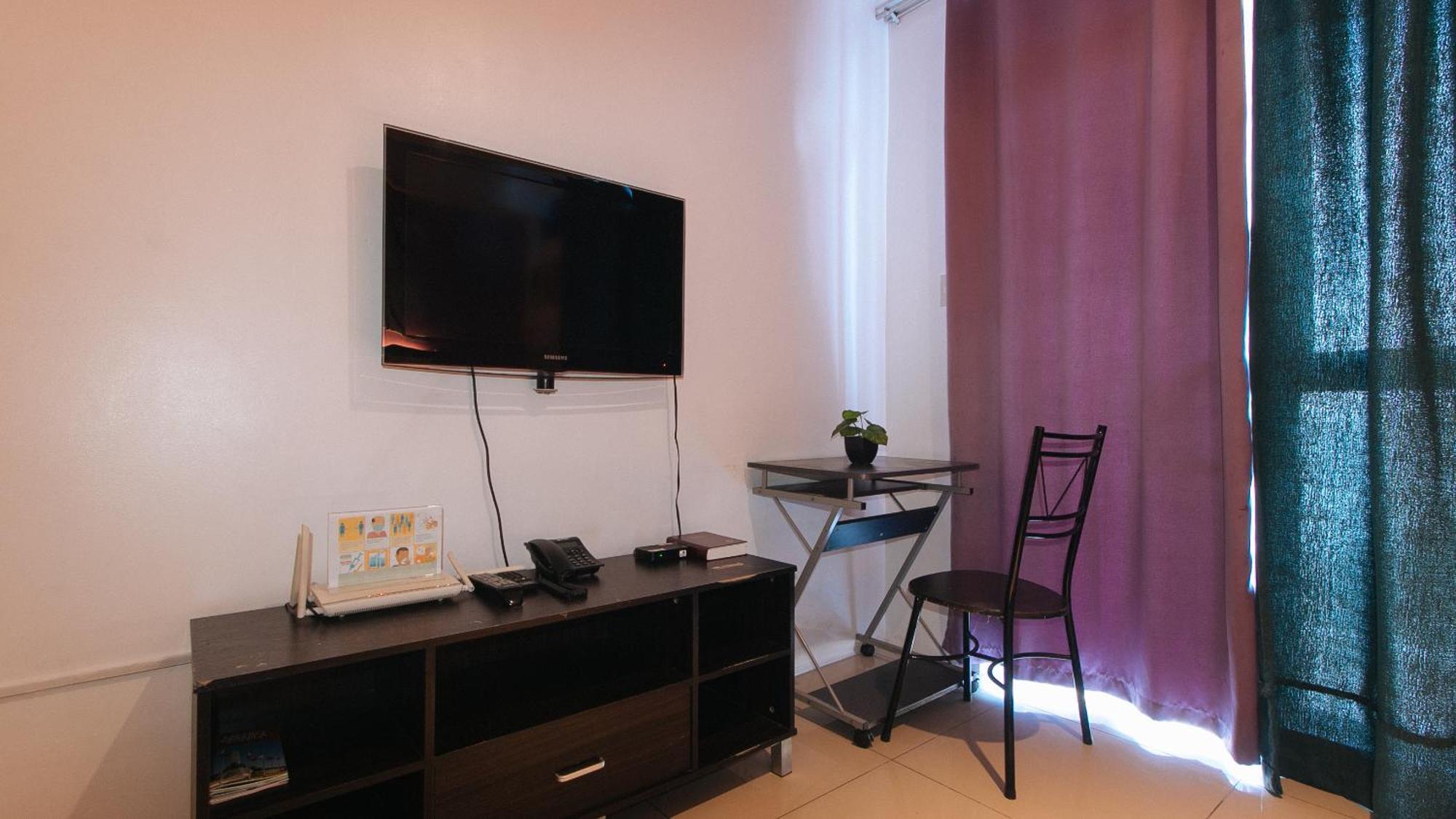 Reddoorz @ Melbourne Suites Makati Макати Экстерьер фото